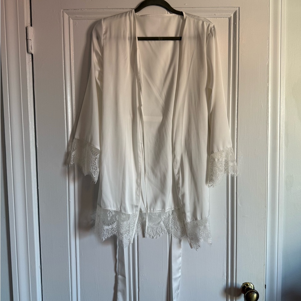 Elegant White Lace Trim Robe